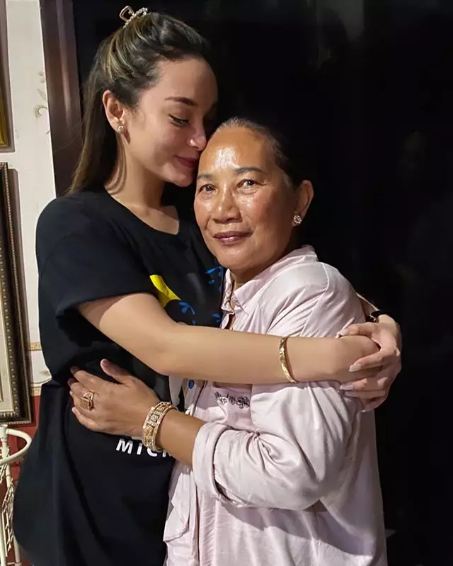 kedekatan penyanyi dan ibu mertua © instagram