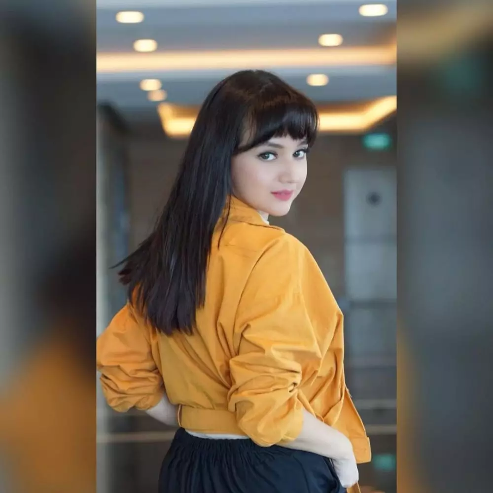 Potret Angelica Simperler dengan tampilan berponi © Instagram