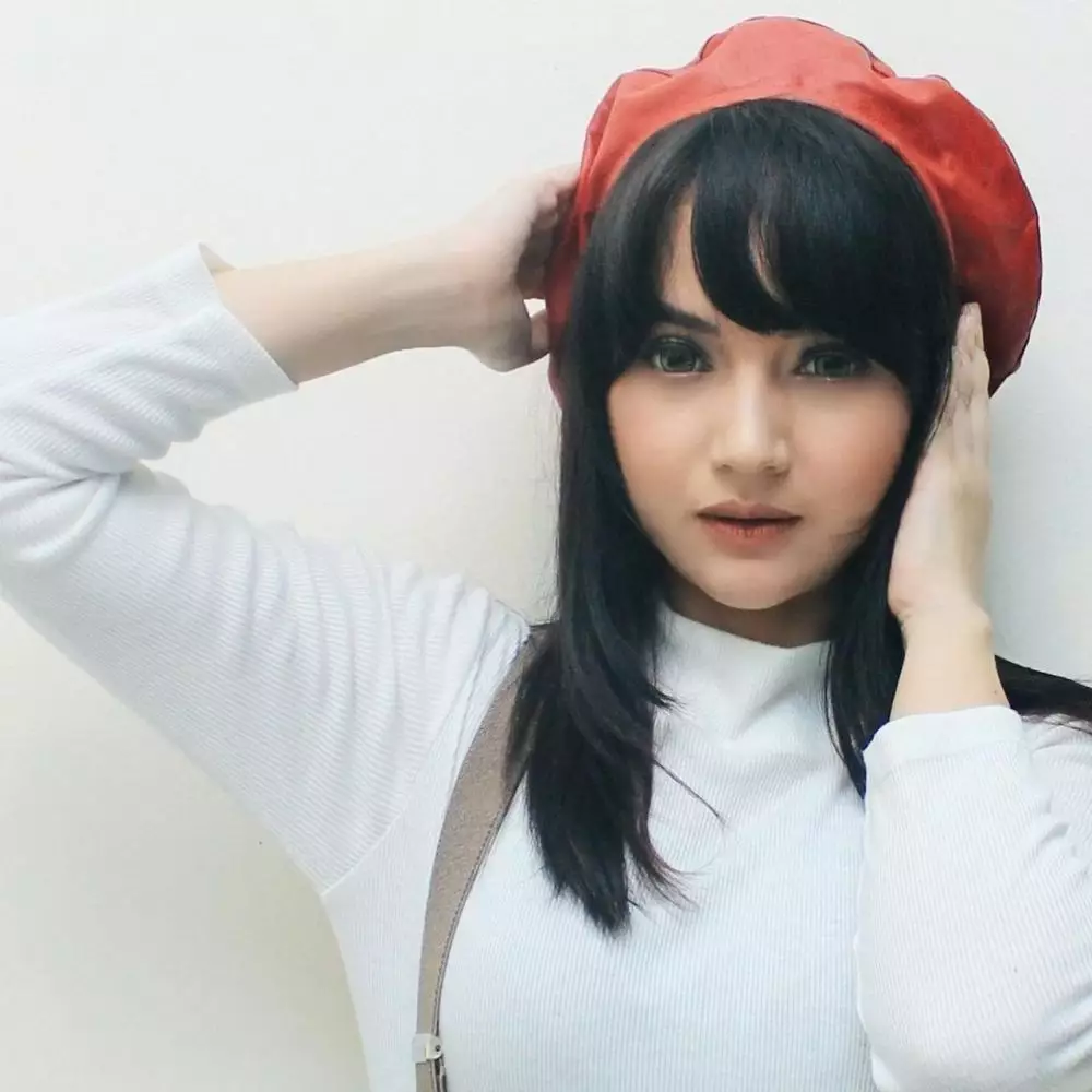 Potret Angelica Simperler dengan tampilan berponi © Instagram