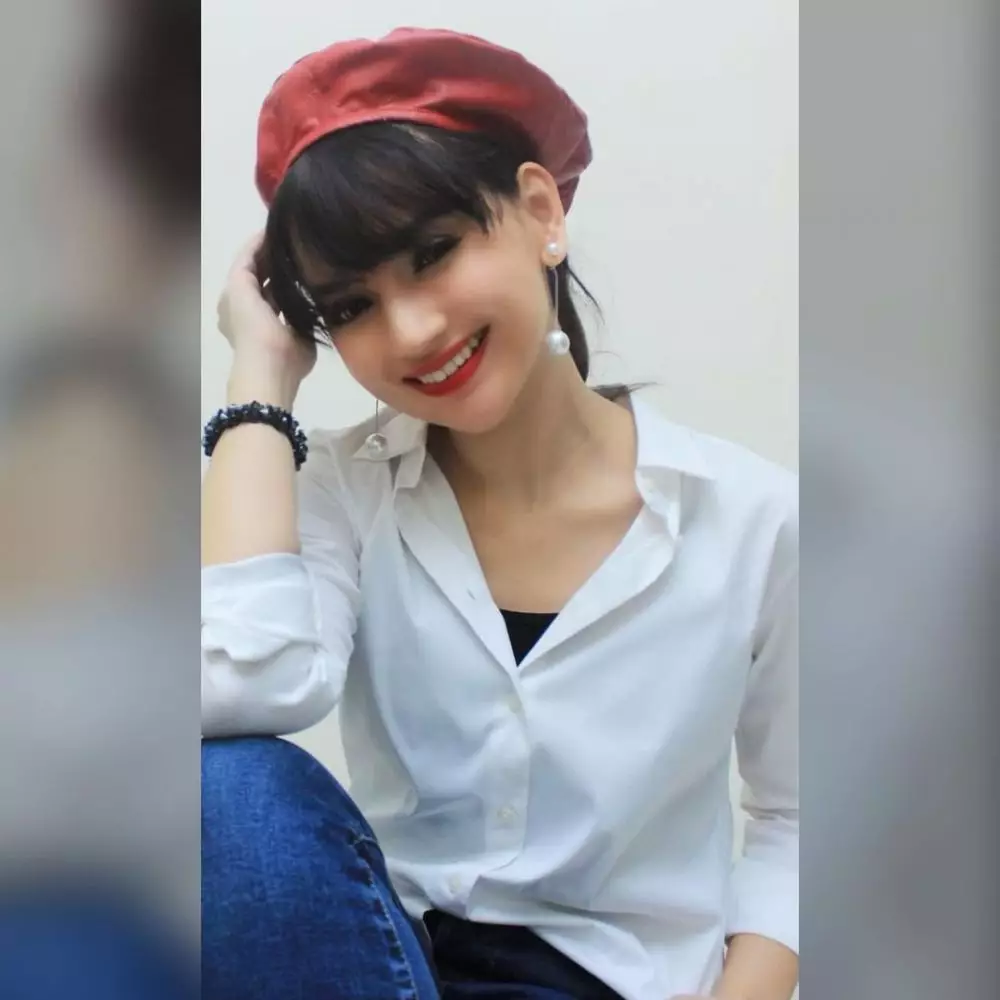 Potret Angelica Simperler dengan tampilan berponi © Instagram