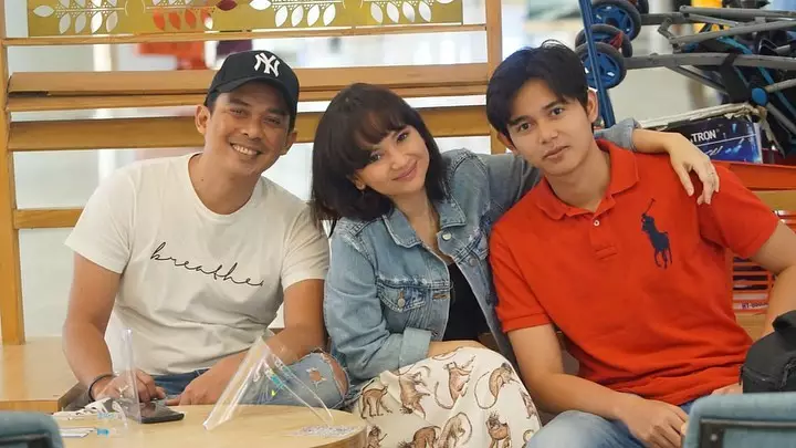 Potret Angelica Simperler dengan tampilan berponi © Instagram