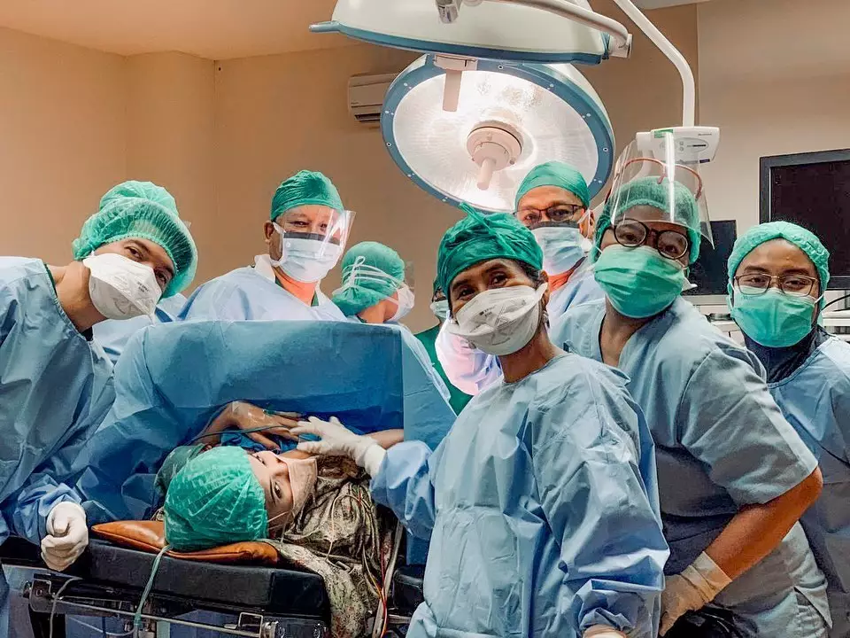 Momen suami seleb dampingi persalinan © Instagram