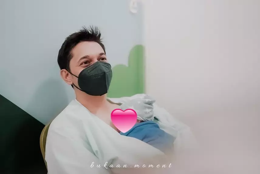 Momen suami seleb dampingi persalinan © Instagram