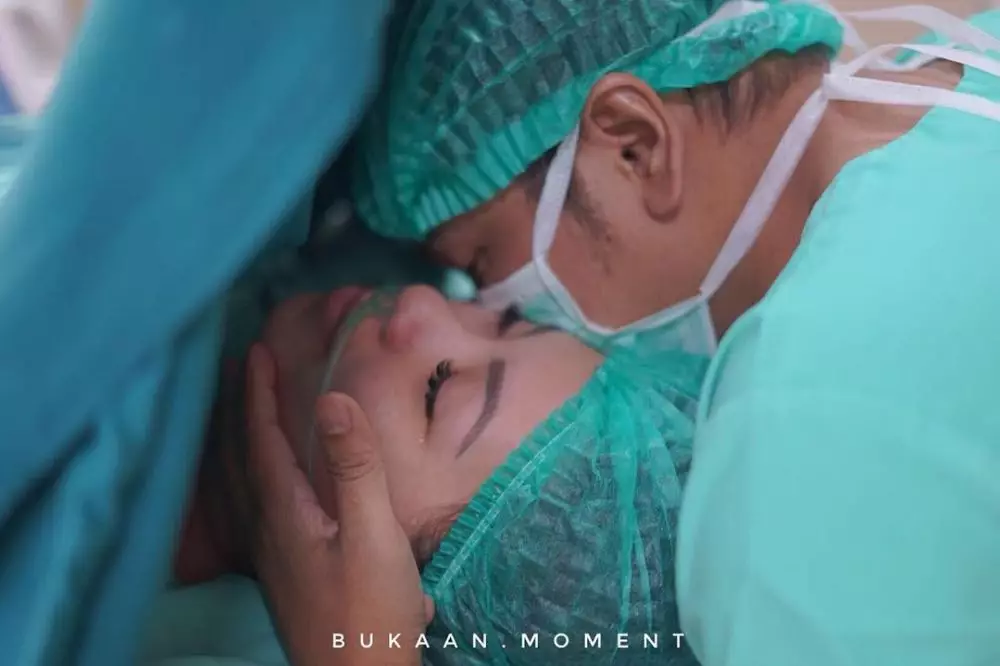Momen suami seleb dampingi persalinan © Instagram