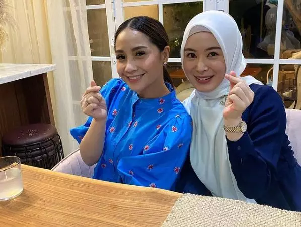 Momen Nagita Slavina diajari berhijab © berbagai sumber