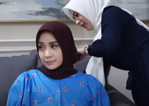 Momen Nagita Slavina diajari berhijab © berbagai sumber