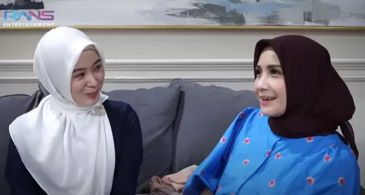 Momen Nagita Slavina diajari berhijab © berbagai sumber