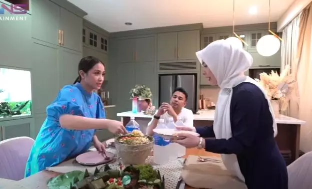 Momen Nagita Slavina diajari berhijab © berbagai sumber