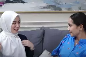 8 Momen Nagita Slavina diajari berhijab Ayana Moon, makin memesona