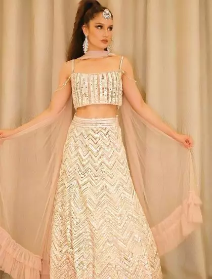 Potret cantik Cinta Laura bergaya ala India © Instagram/@claurakiehl Potret cantik Cinta Laura bergaya ala India © Instagram/@claurakiehl