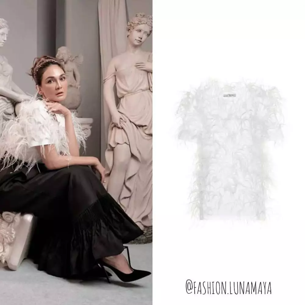 fashion item 10 seleb saat pemotretan © 2021 Instagram