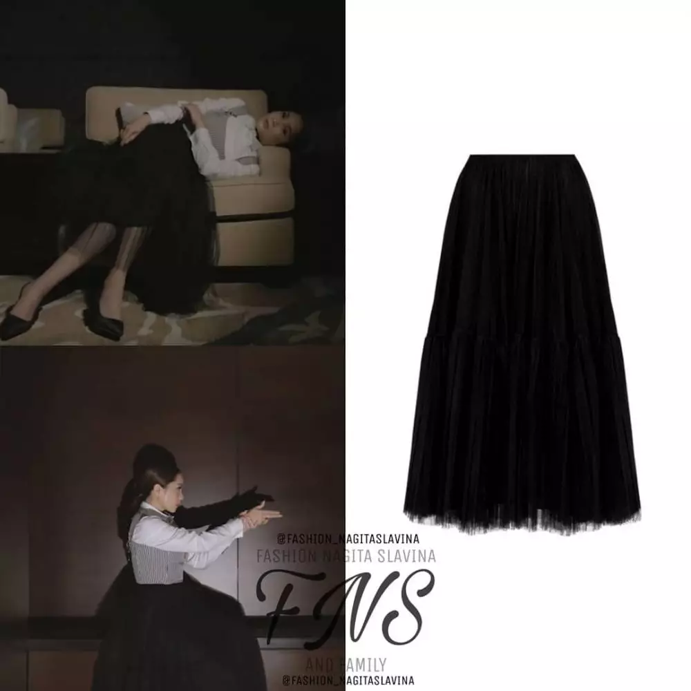 fashion item 10 seleb saat pemotretan © 2021 Instagram