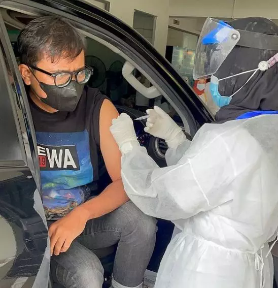 Gaya seleb saat suntik vaksin © berbagai sumber