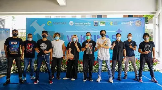 Gaya seleb saat suntik vaksin © berbagai sumber