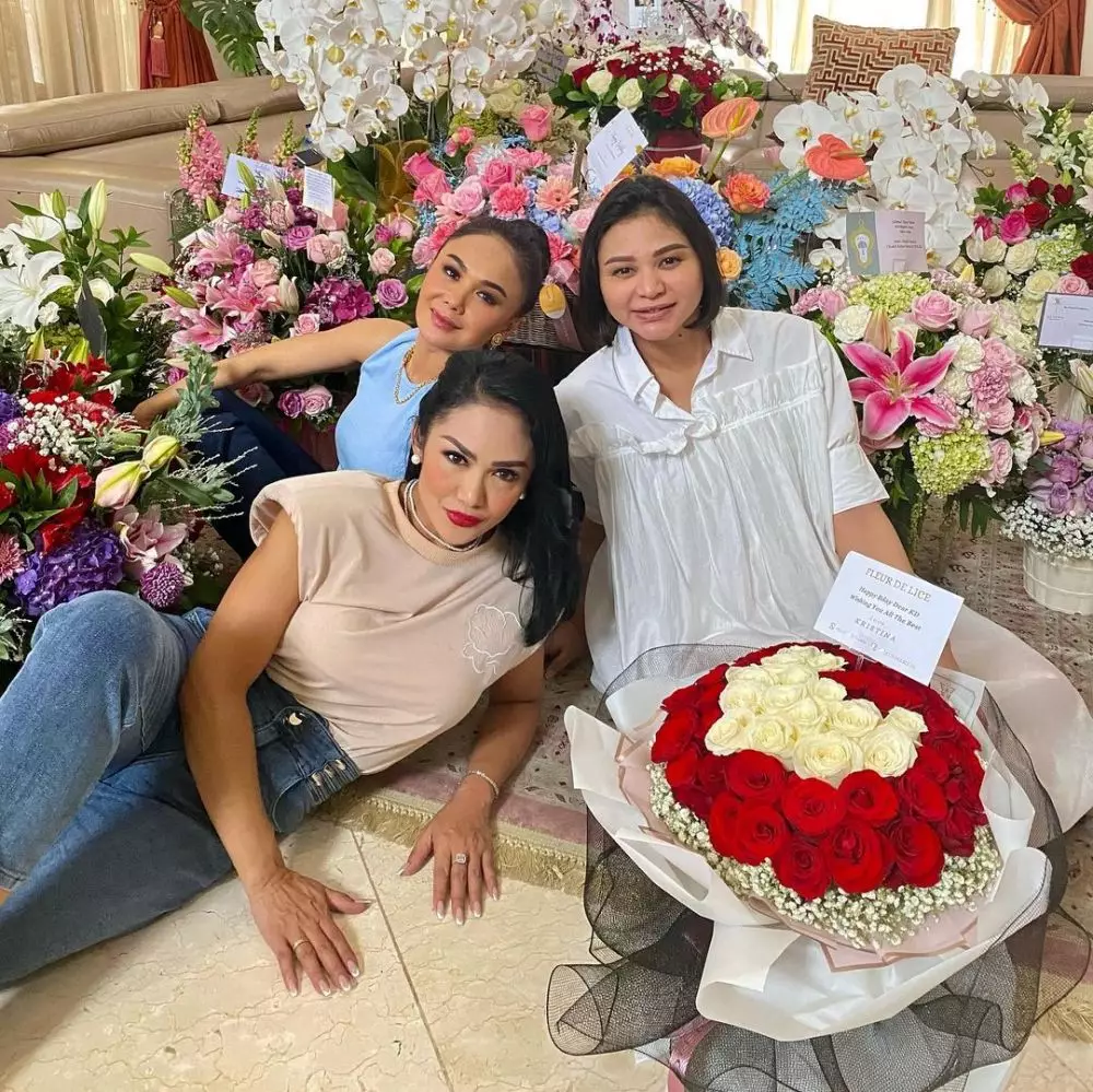 Beda gaya Ashanty dan Krisdayanti di keseharian © Instagram Beda gaya Ashanty dan Krisdayanti di keseharian © Instagram