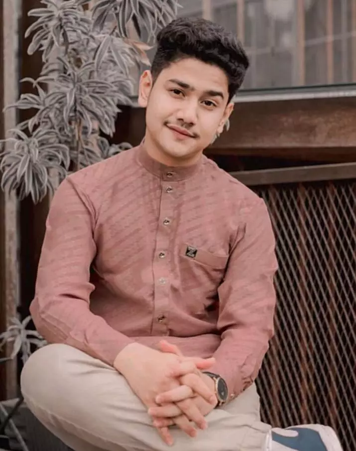 pesinetron ganteng saat pakai baju koko © berbagai sumber