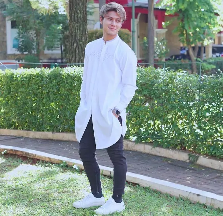 pesinetron ganteng saat pakai baju koko © berbagai sumber