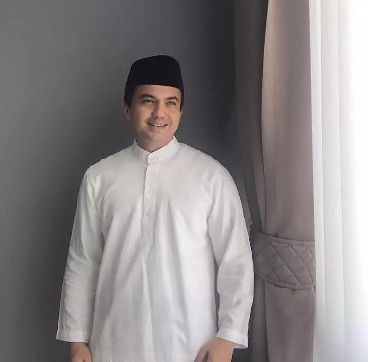 pesinetron ganteng saat pakai baju koko © berbagai sumber