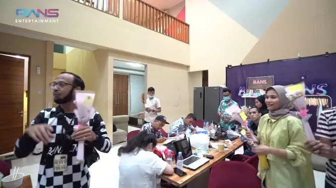 Nagita Slavina dapat kejutan dari tim Rans © 2021 brilio.net Nagita Slavina dapat kejutan dari tim Rans © 2021 brilio.net