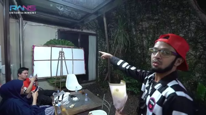 Nagita Slavina dapat kejutan dari tim Rans © 2021 brilio.net Nagita Slavina dapat kejutan dari tim Rans © 2021 brilio.net