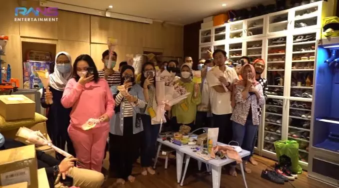 Nagita Slavina dapat kejutan dari tim Rans © 2021 brilio.net Nagita Slavina dapat kejutan dari tim Rans © 2021 brilio.net