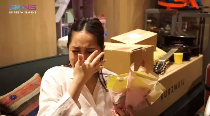 Nagita Slavina dapat kejutan dari tim Rans © 2021 brilio.net Nagita Slavina dapat kejutan dari tim Rans © 2021 brilio.net