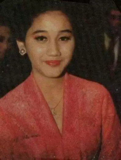 nostalgia gaya outfit Nike Ardila © 2021 brilio.net