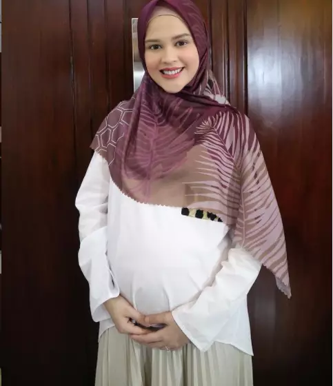 outfit berhijab ibu hamil © 2021 brilio.net outfit berhijab ibu hamil © 2021 brilio.net