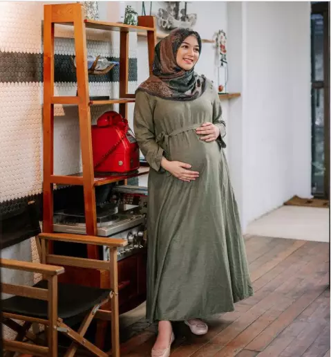 outfit berhijab ibu hamil © 2021 brilio.net outfit berhijab ibu hamil © 2021 brilio.net