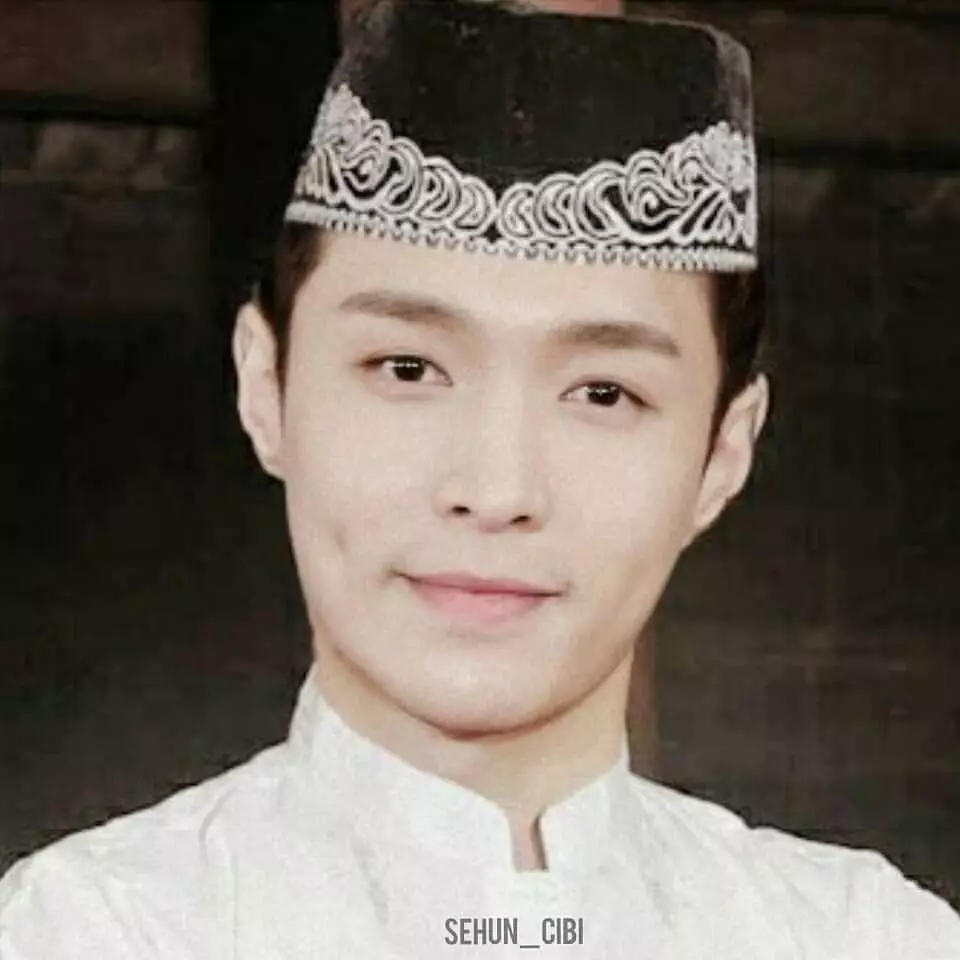 Hasil editan personil Exo outfit tarawih © Instagram/@bucinyaa_exo Hasil editan personil Exo outfit tarawih © Instagram/@bucinyaa_exo