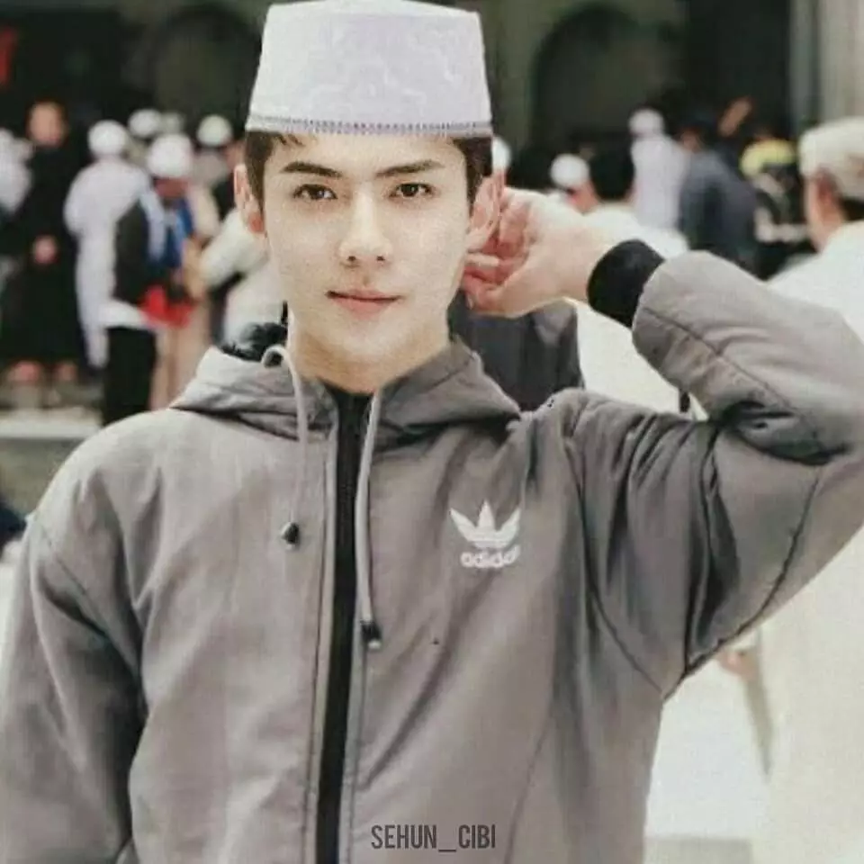 Hasil editan personil Exo outfit tarawih © Instagram/@bucinyaa_exo Hasil editan personil Exo outfit tarawih © Instagram/@bucinyaa_exo