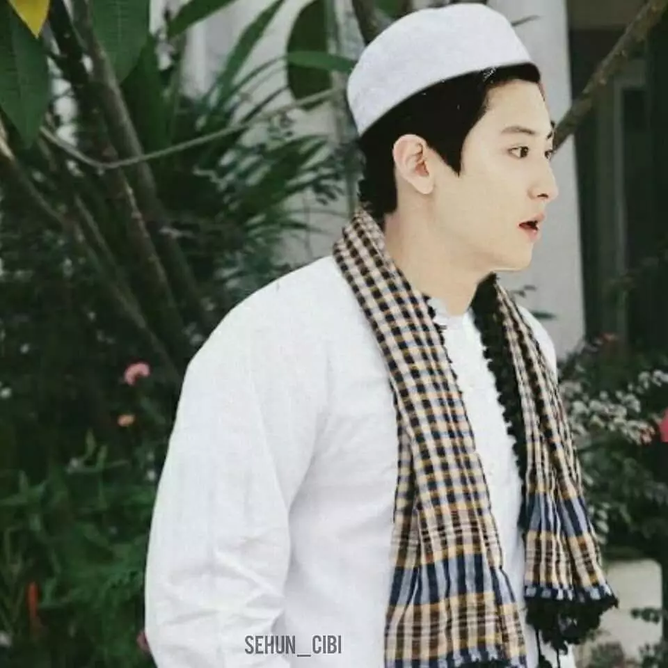 Hasil editan personil Exo outfit tarawih © Instagram/@bucinyaa_exo Hasil editan personil Exo outfit tarawih © Instagram/@bucinyaa_exo