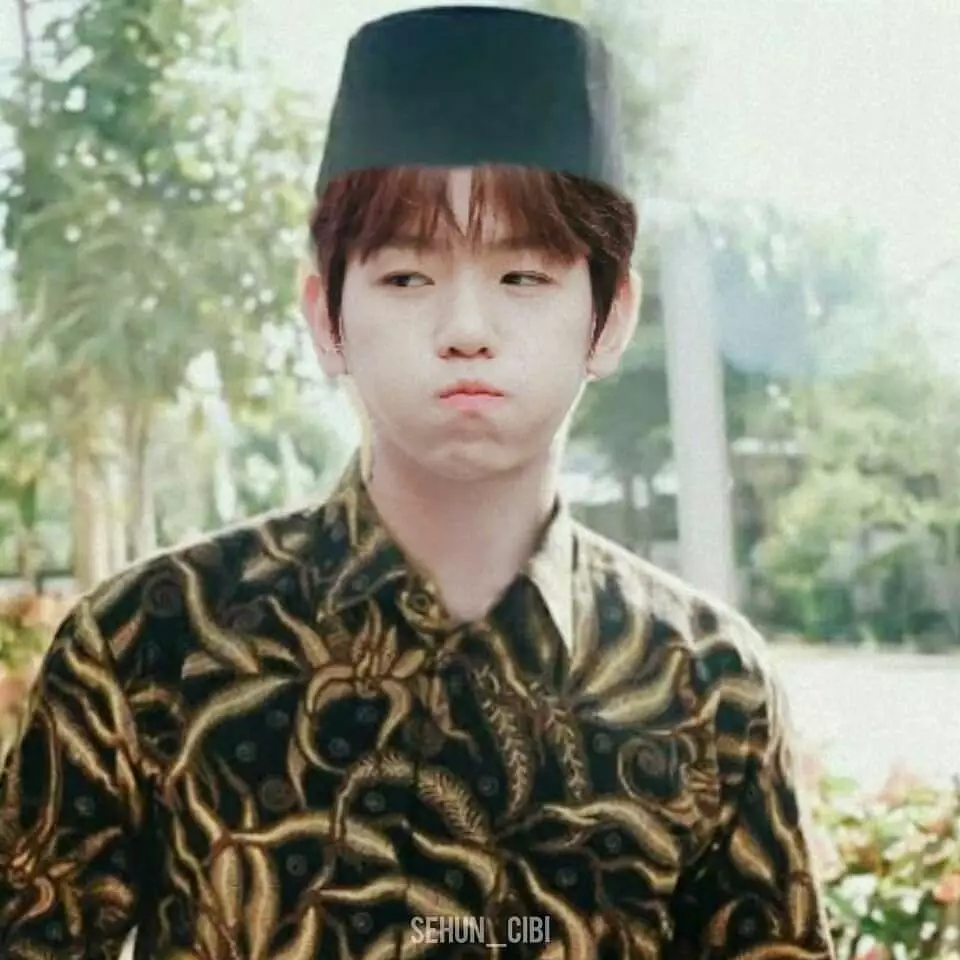 Hasil editan personil Exo outfit tarawih © Instagram/@bucinyaa_exo Hasil editan personil Exo outfit tarawih © Instagram/@bucinyaa_exo