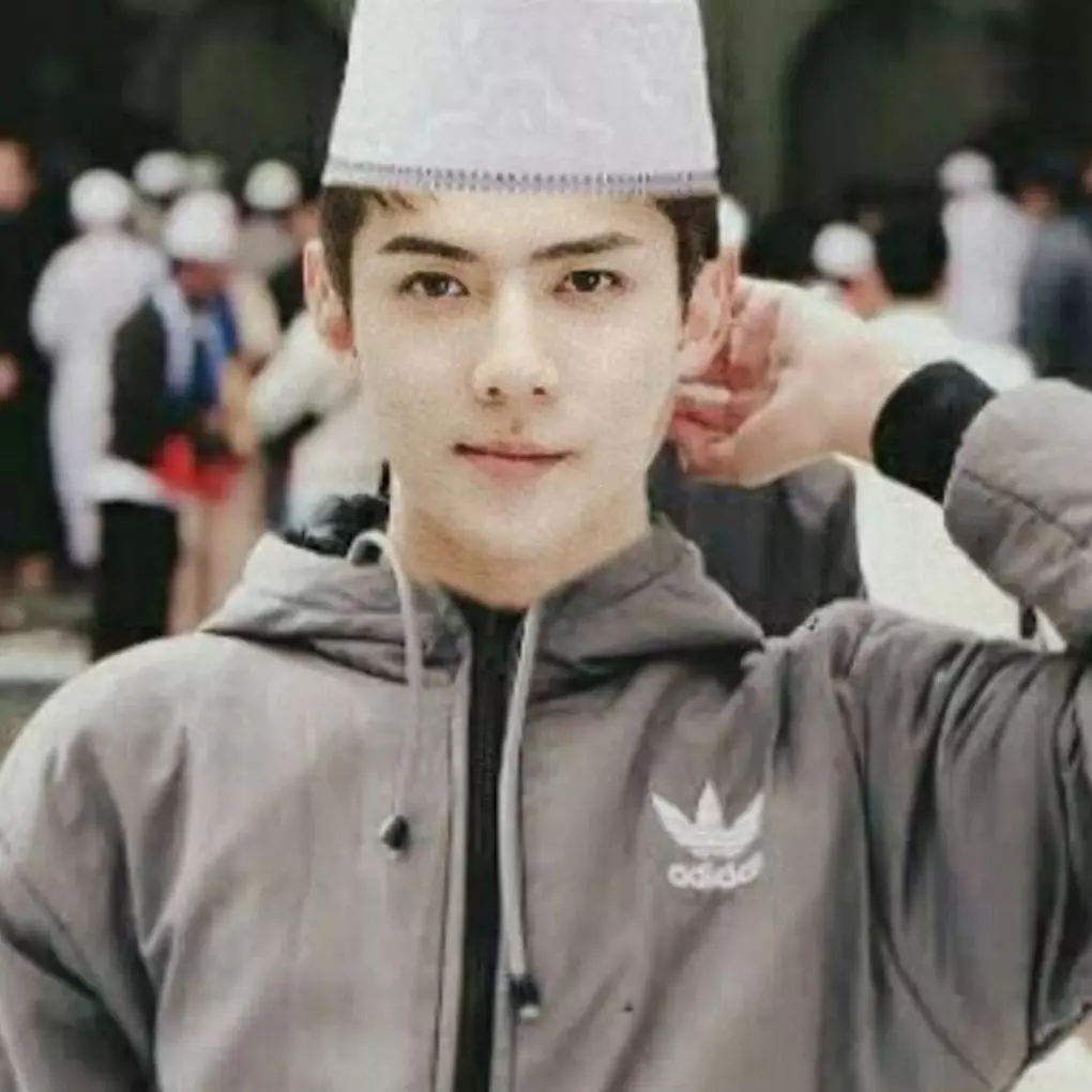 9 Hasil editan personel EXO pakai outfit tarawih, Indonesia banget