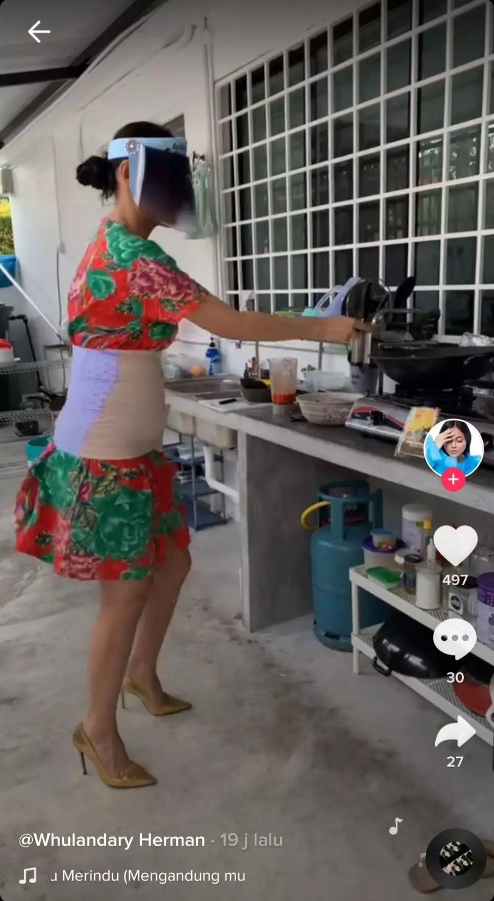 whulandary herman masak pake face shield dan korset © 2021 brilio.net whulandary herman masak pake face shield dan korset © 2021 brilio.net