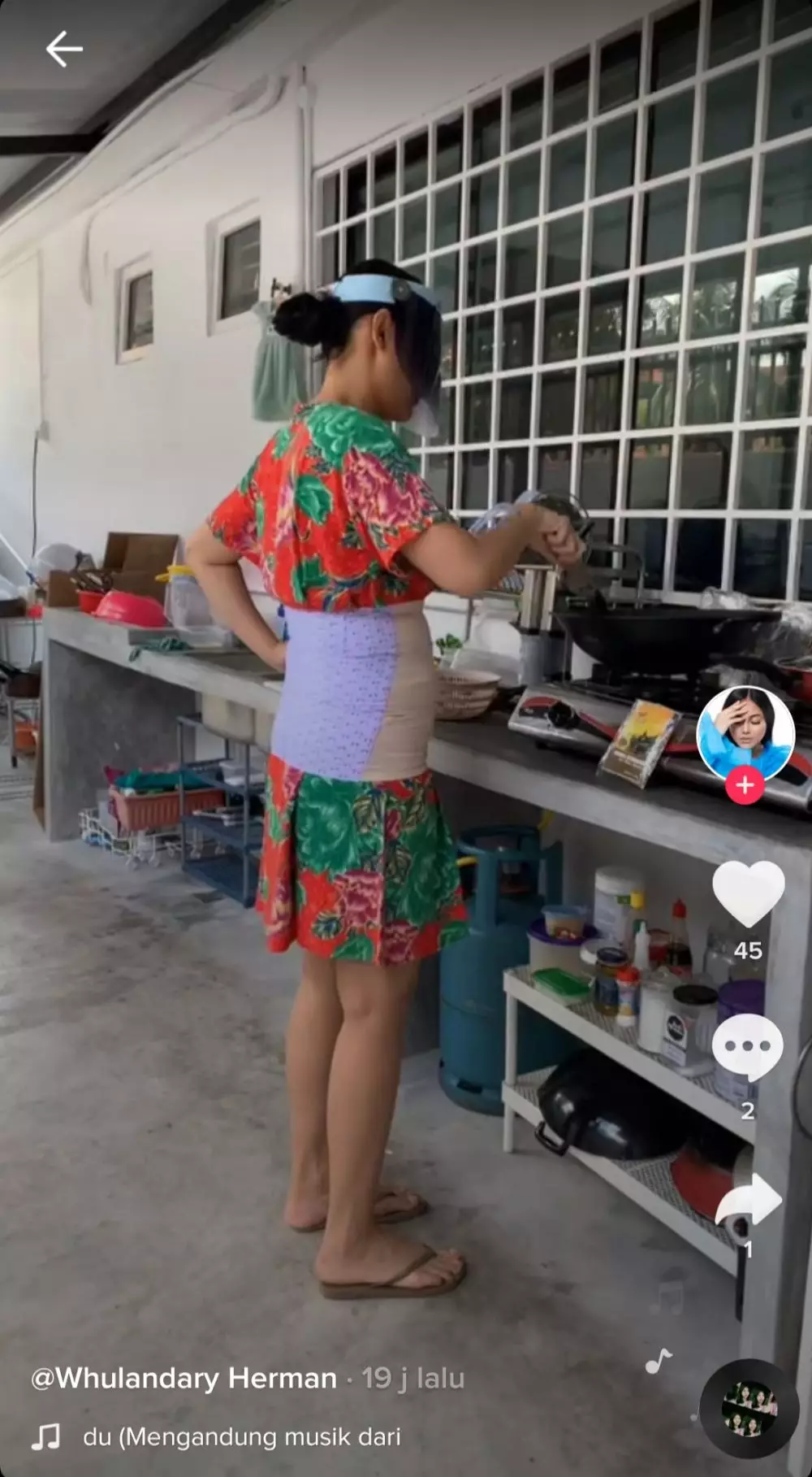 whulandary herman masak pake face shield dan korset © 2021 brilio.net