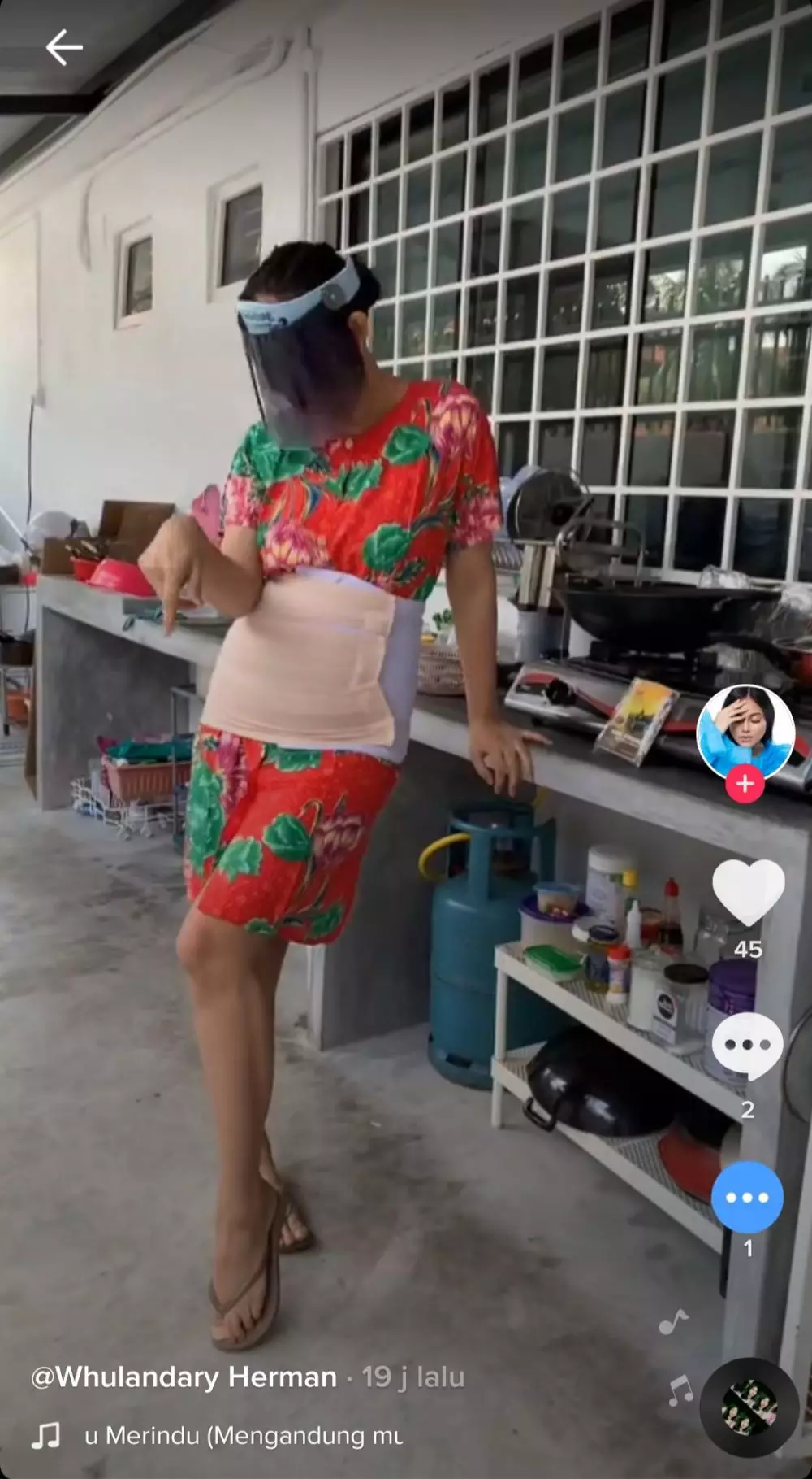 whulandary herman masak pake face shield dan korset © 2021 brilio.net