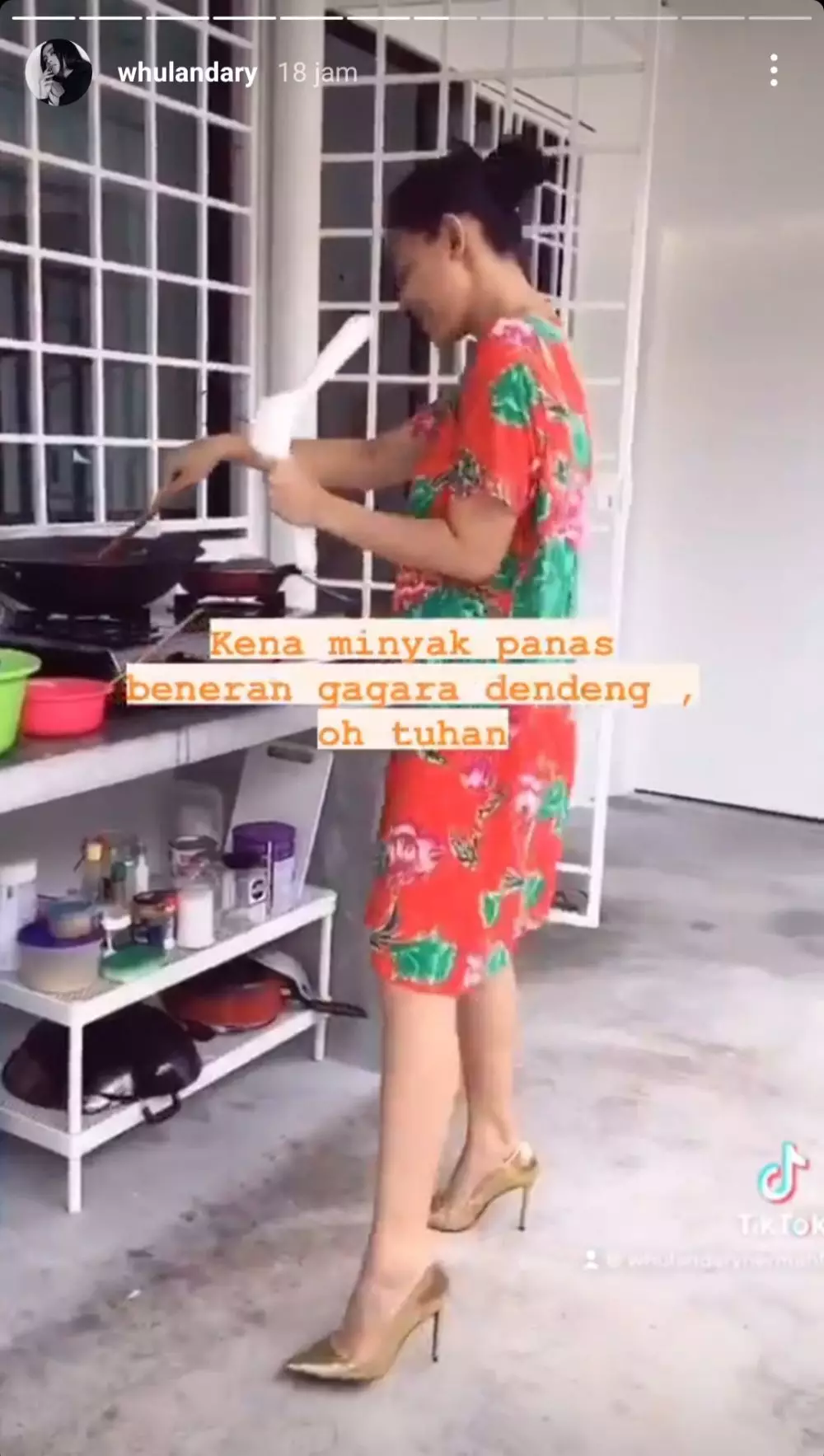 whulandary herman masak pake face shield dan korset © 2021 brilio.net