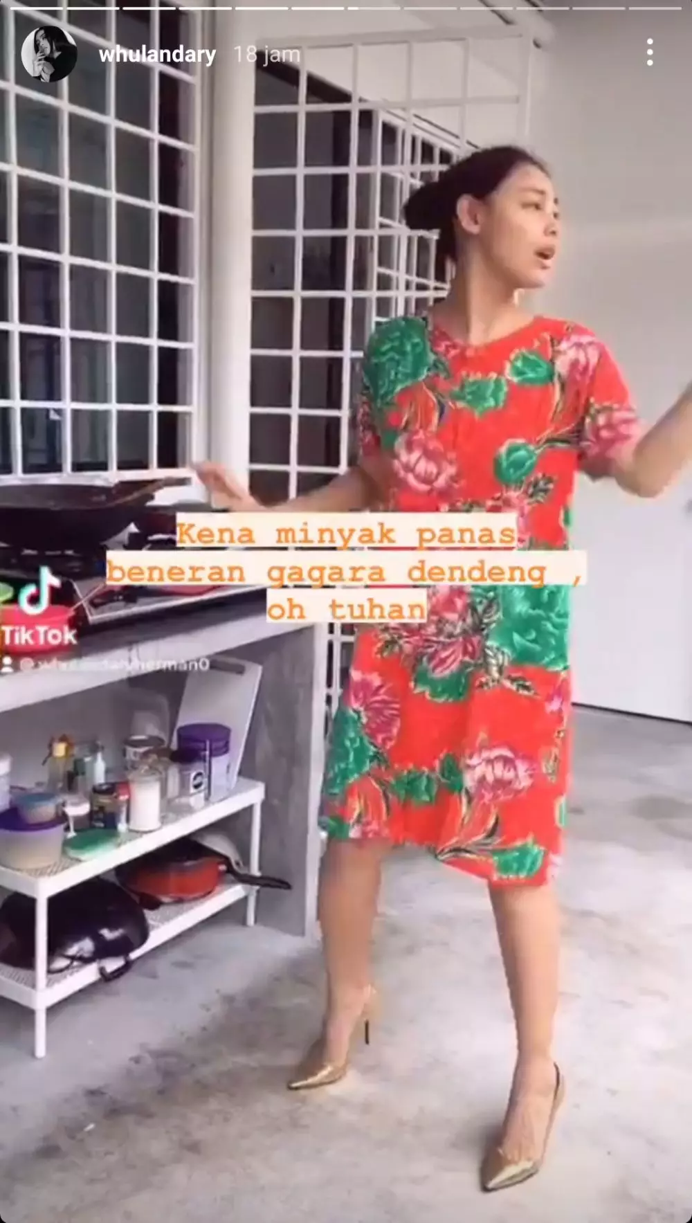 whulandary herman masak pake face shield dan korset © 2021 brilio.net