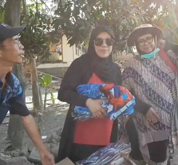 seleb jadi relawan untuk korban bencana alam dari berbagai sumber