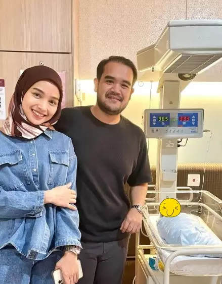 Tya arifin jenguk bayi siti © Instagram