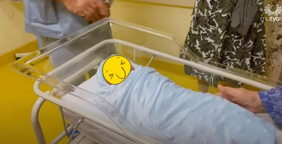 Tya arifin jenguk bayi siti © YouTube