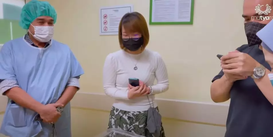 Tya arifin jenguk bayi siti © YouTube