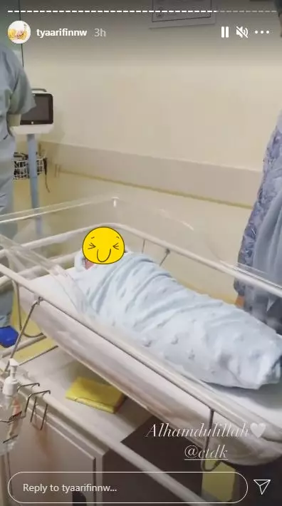 Tya arifin jenguk bayi siti © Instagram