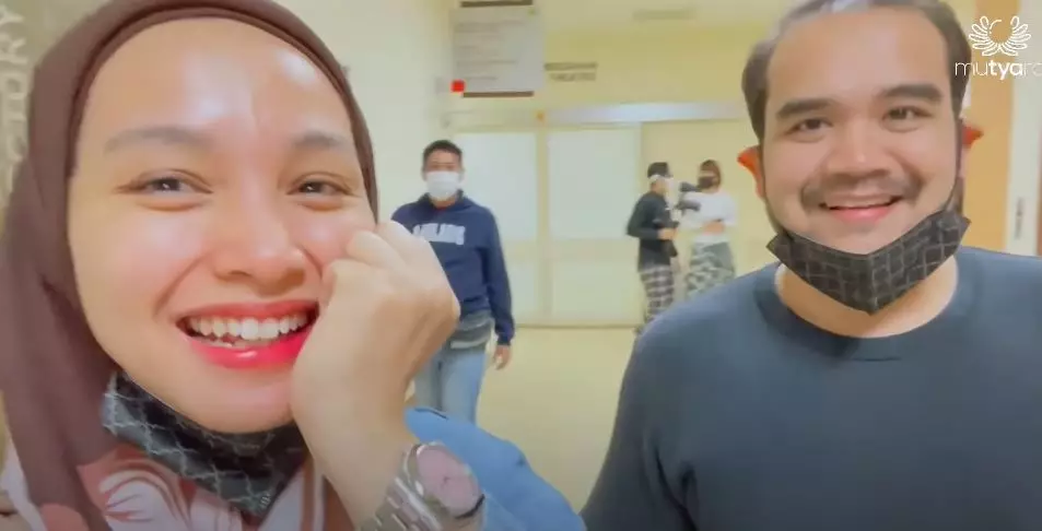 Tya arifin jenguk bayi siti © YouTube