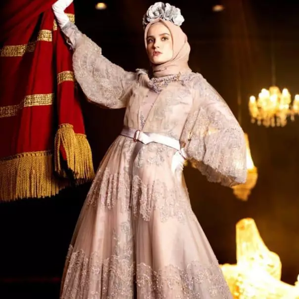Koleksi Ayu Dyah Andari terinspirasi gaya kerajaan Inggris, keren