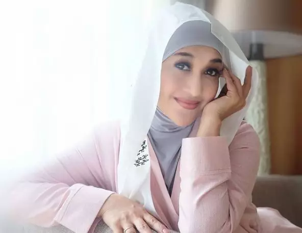 Seleb melahirkan di usia lebih dari 40 tahun dari berbagai sumber