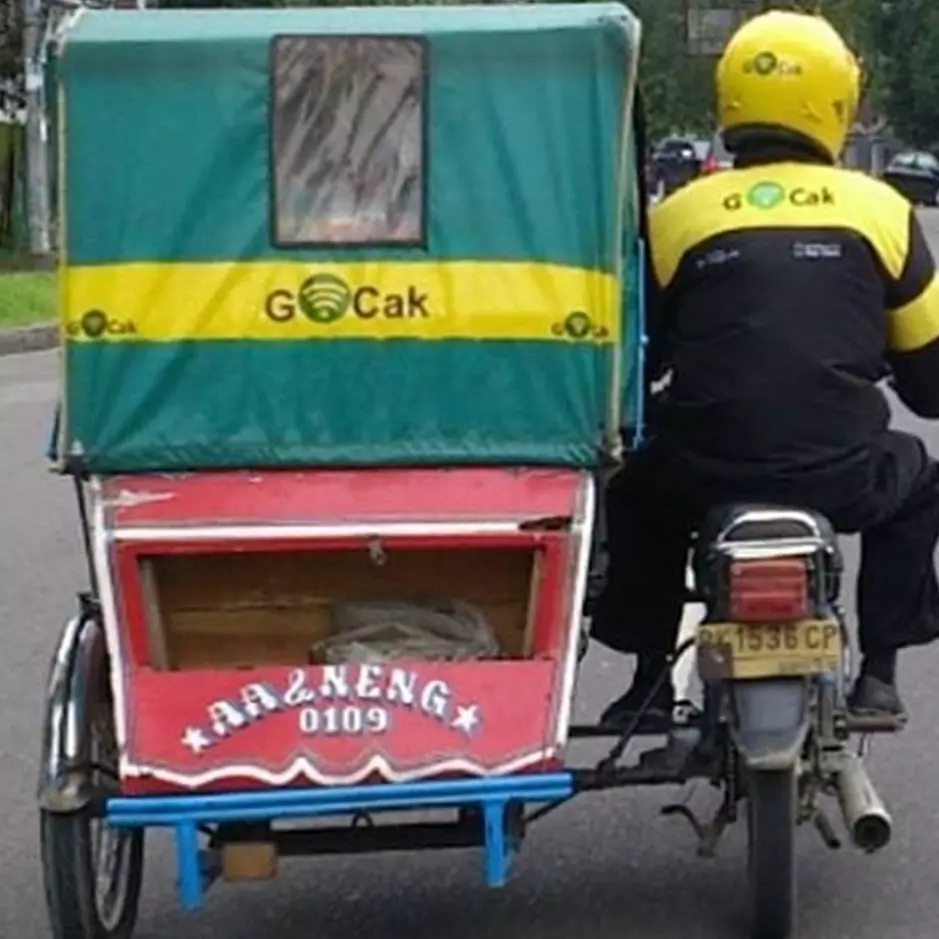 10 Modifikasi transportasi umum ini uniknya bikin senyum lebar