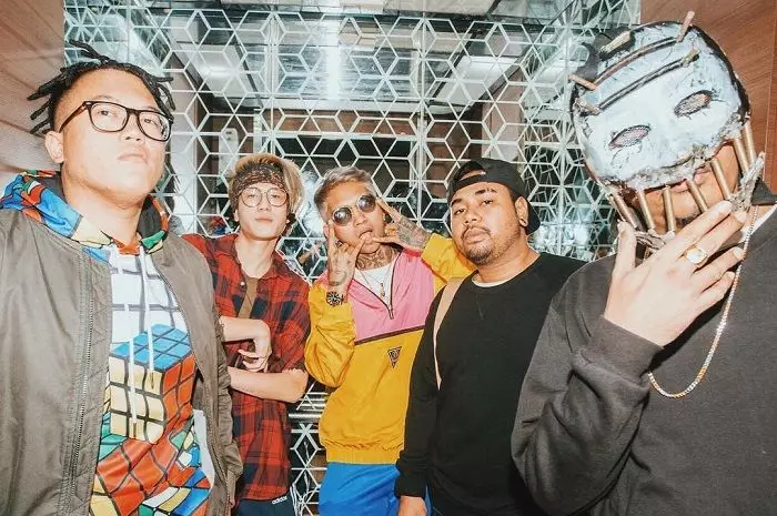 kedekatan seleb dengan tim manajemen © 2021 brilio.net kedekatan seleb dengan tim manajemen © 2021 brilio.net