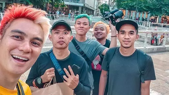 kedekatan seleb dengan tim manajemen © 2021 brilio.net kedekatan seleb dengan tim manajemen © 2021 brilio.net